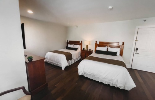 Downtown Hotel | Deluxe Guestroom - 2 Queens · The Jefferson Inn Rm. 4