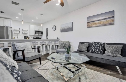 Central Fort Lauderdale House | Deluxe Haven: Modern Elegance & Comfort, Beach