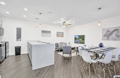 Central Fort Lauderdale House | Deluxe Haven: Modern Elegance & Comfort, Beach