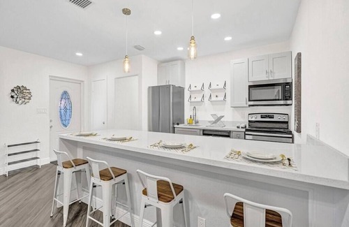 Central Fort Lauderdale House | Deluxe Haven: Modern Elegance & Comfort, Beach