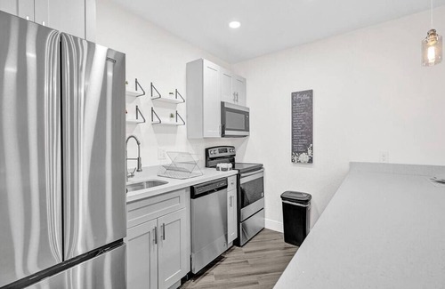 Central Fort Lauderdale House | Deluxe Haven: Modern Elegance & Comfort, Beach