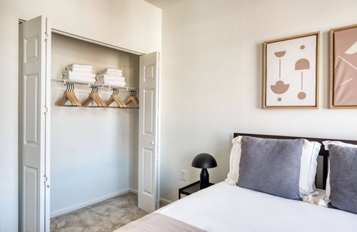 Hoboken Apartment | Deluxe Hoboken 2BR w/ W/D, Gym & Pool, nr UN