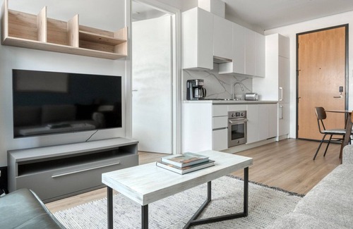La Brea Apartment | Deluxe Hollywood 1BR w/ Terrace & Gym, nr Melrose shops, by Blueground