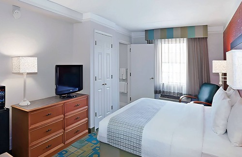 Merrillville House | Deluxe King Room