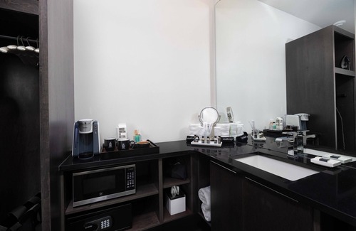 West End Hotel | Deluxe King Studio | 121 Hotel by AvantStay