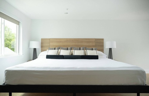 Rehoboth Beach Hotel | Deluxe King | The Waypoint | Refined Stay Near Rehoboth Beach w/Free Parking