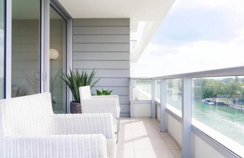 Bay Harbor Islands Apartment | Deluxe King Room Near Regions Bank MIA