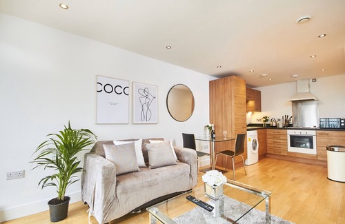 Leeds Apartment | Deluxe Leeds City Apt Balcony View&Free Parking!