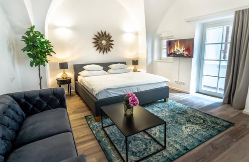 Krems an der Donau Apartment | Deluxe Loft with King Bed & private parking in the old town of Krems