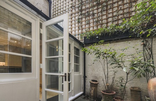 City of Westminster Apartment | Deluxe Lower Ground Mayfair Home by Oxford Street