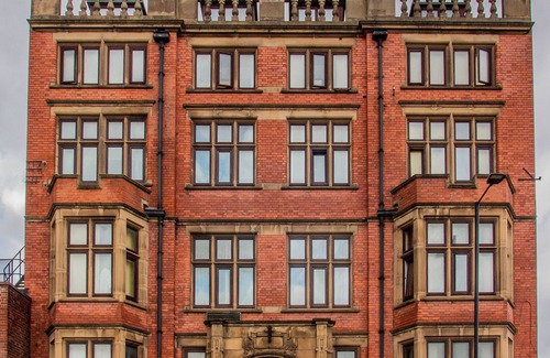 Sheffield Apartment | Deluxe Massive Apartment with parking -B2