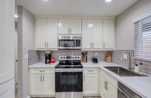 Milpitas Apartment | Deluxe Milpitas 3BR w/ Backyard & A/C, nr Shopping, by Blueground