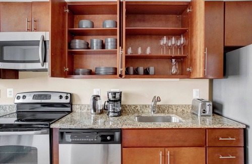 Mount Vernon Triangle Apartment | Deluxe Mount Vernon 1BR w/W/D, Gym & Pool, near Chinatown, by Blueground