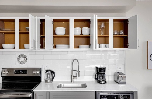Oak Park Apartment | Deluxe Oak Park 1BR w/Lounge & Roof, nr Downtown, by Blueground