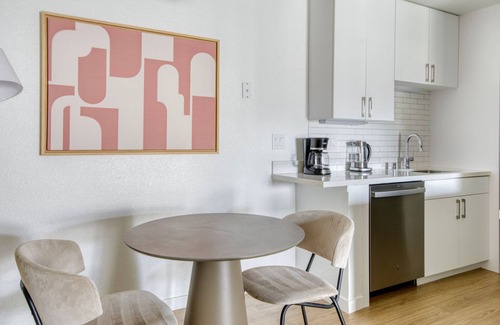 Midtown Apartment | Deluxe Palo Alto 1BR w/Gym, Pool & W/D, nr Stanford, by Blueground