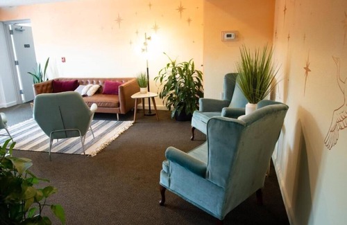 South Eola Apartment | Deluxe Queen Room Near Howard Middle School ORL