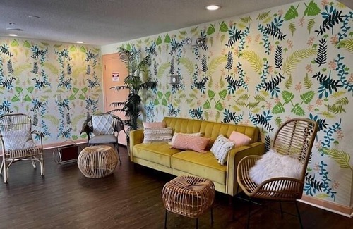 South Eola Apartment | Deluxe Queen Room Near Howard Middle School ORL