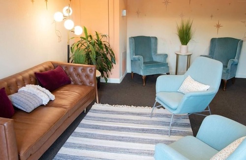 South Eola Apartment | Deluxe Queen Room Near Howard Middle School ORL