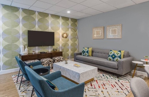 South Eola Apartment | Deluxe Queen Room Near Howard Middle School ORL