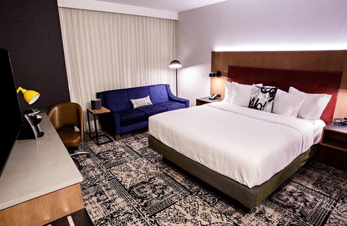 Lititz Hotel | Deluxe Queens ADA Hearing and Mobility Accessible w/roll-in shower -Free Wifi
