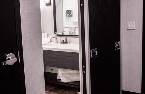 Lititz Hotel | Deluxe Queens ADA Hearing and Mobility Accessible w/roll-in shower -Free Wifi