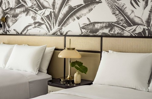 Hunt Club Hotel | Deluxe Resort Queen Room at PGA National Resort - Access to Pools & Bike Paths