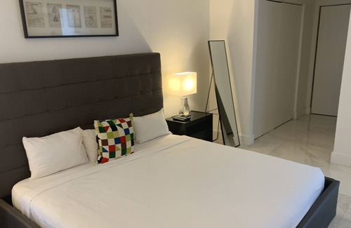 Hallandale Beach Resort | Deluxe resort penthouse with water views
