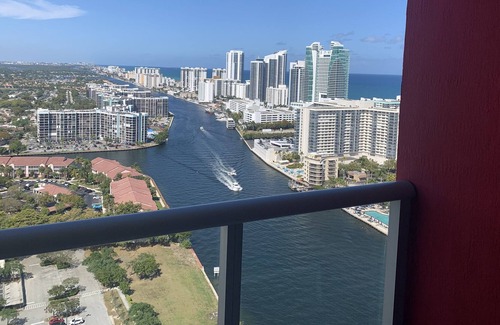 Hallandale Beach Resort | Deluxe resort penthouse with water views