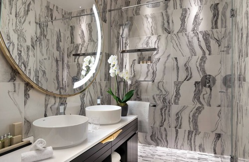 Champs-Elysees Apartment | Deluxe Room With Aircon In Champs Elysees