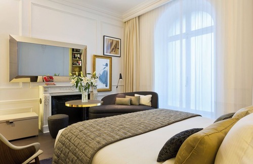 Champs-Elysees Apartment | Deluxe Room With Aircon In Champs Elysees