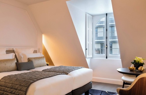 Champs-Elysees Apartment | Deluxe Room With Aircon In Champs Elysees