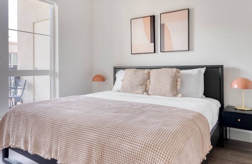 Central San Mateo Apartment | Deluxe San Mateo 1BR w/ Gym, A/C & Roof, nr Caltrain, by Blueground