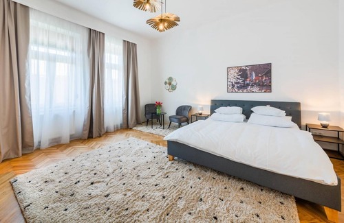 Krems an der Donau Apartment | Deluxe studio with king size bed and parking in Krems city