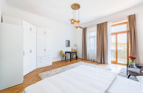 Krems an der Donau Apartment | Deluxe Studio with Balcony, Kingsize Bed and Free Parking in Krems Downtown