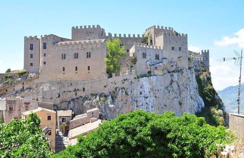 Caccamo House | Deluxe studio apartment in front of the castle