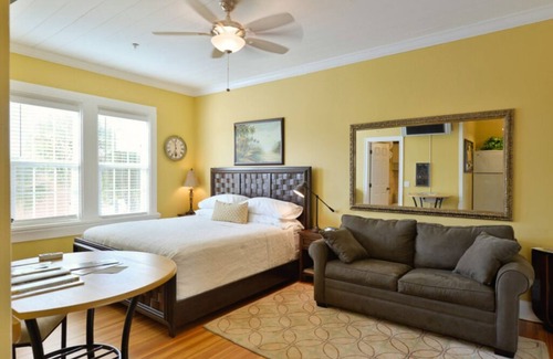 Stuart Hotel | DELUXE STUDIO KING AT OLD COLORADO INN