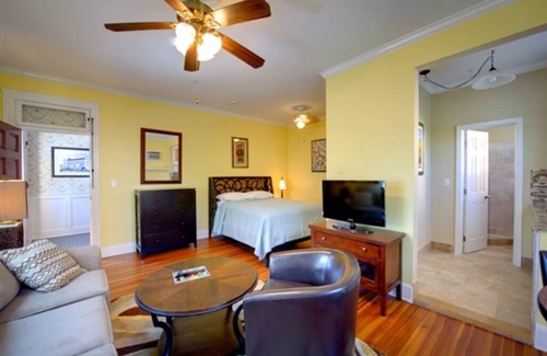 Stuart Hotel | DELUXE STUDIO KING ROOM 11 AT OLD COLORADO INN