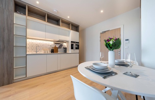 Heathrow Villages Apartment | Deluxe Studio - Luxury Stay - Onsite Free Parking