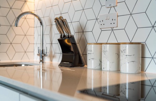 Heathrow Villages Apartment | Deluxe Studio - Luxury Stay - Onsite Free Parking