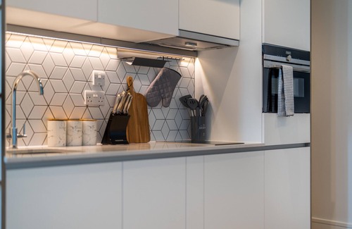 Heathrow Villages Apartment | Deluxe Studio - Luxury Stay - Onsite Free Parking