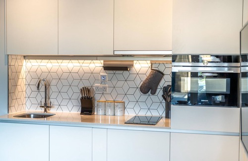 Heathrow Villages Apartment | Deluxe Studio - Luxury Stay - Onsite Free Parking