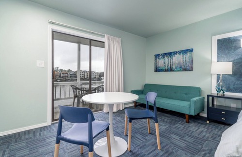 Rockwell Hotel | Deluxe Studio Suite, 1 King Bed, Lake View, Ground Floor