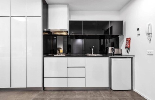 Melbourne Central Business District Apartment | Deluxe Studio w/2 Queen Beds at Beckett Street Melbourne CBD (Max. 4 Pax)