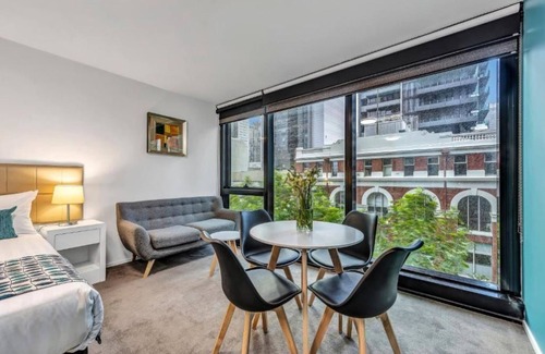 Melbourne Central Business District Apartment | Deluxe Studio w/2 Queen Beds at Beckett Street Melbourne CBD (Max. 4 Pax)