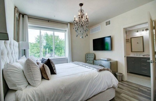 Kessler Hotel | Deluxe Suite,1 Queen Bed (Paris)