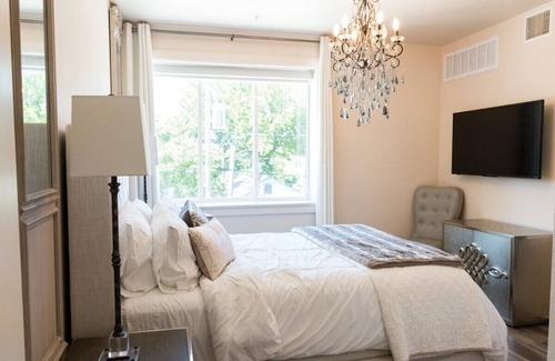 Kessler Hotel | Deluxe Suite,1 Queen Bed (Paris)