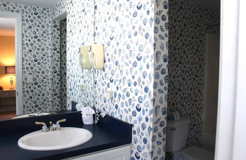 Mara Vista Resort | Deluxe suite at the oceanfront Surfside Resort