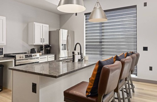 Silverthorne House | Deluxe suite located in the heart of Downtown Silverthorne, incredible views