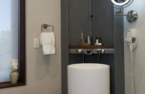 Clear Lake Hotel | Deluxe Suite, Private Patio Overlooking Vineyard & Winery Property