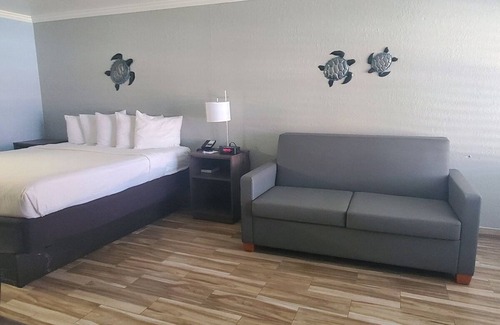 Vero Beach Hotel | Deluxe Suite w/Kitchen | Vero Beach Inn and Suites | with Outdoor Swimming Pool